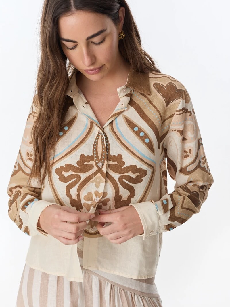 Esta camisa de lino, con estampado pintado a mano, tiene todo lo que buscas : frescura, arte y ese t