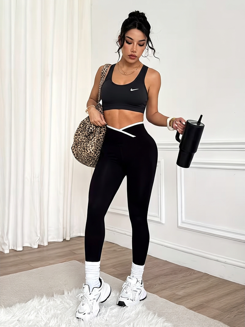 Top Nike Dri-FIT negro